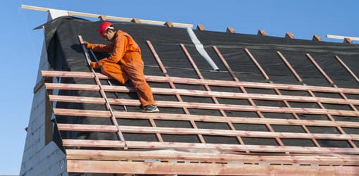 installation et construction d'une toiture neuve par un ouvrier